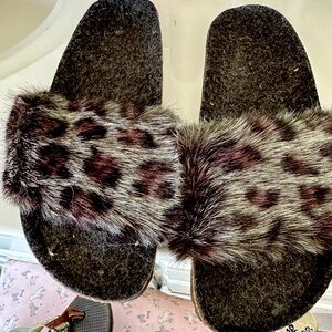 NWOT FUR LEOPARD PRINT SLIDE SANDALS